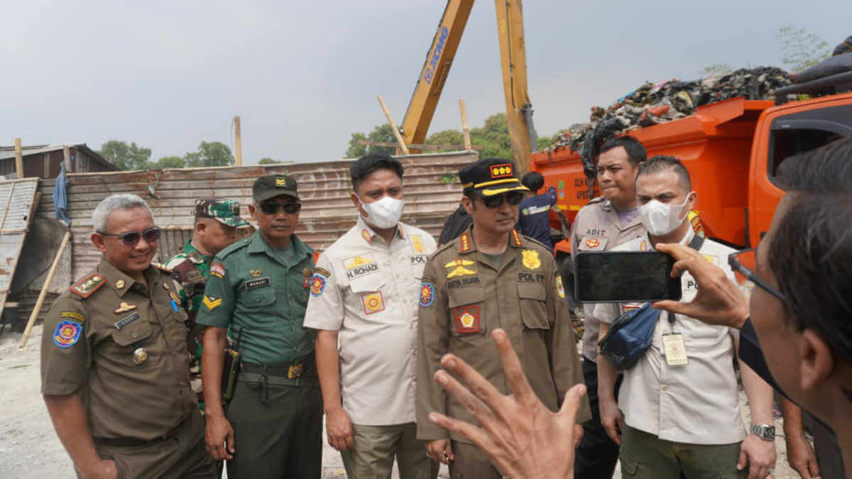 Satpol PP Tindak 3 Pengelola Sampah Ilegal di Kali CBL