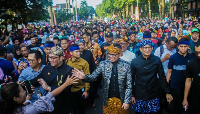Semarak Helaran Hari Jadi Bogor ke 541, Sandi dan Emil Jadi Idola