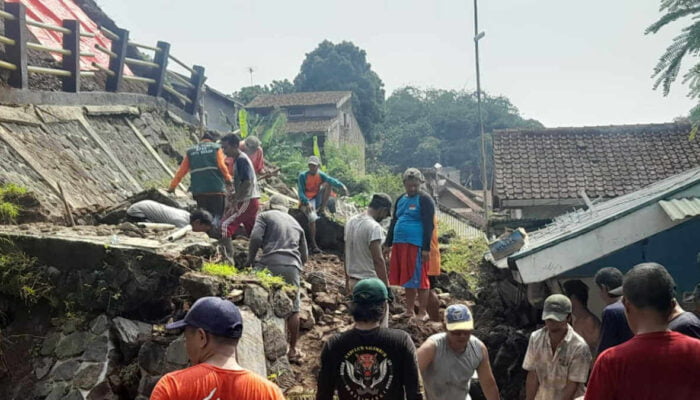 3 Rumah Warga Gunung Batu Tertimpa Longsor