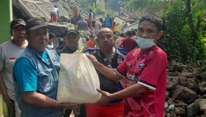 3 Rumah Warga Gunung Batu Tertimpa Longsor Bantuan tanggap darurat dari Dinsos Kota Bogor kepada korban longsor di Gunung Batu.