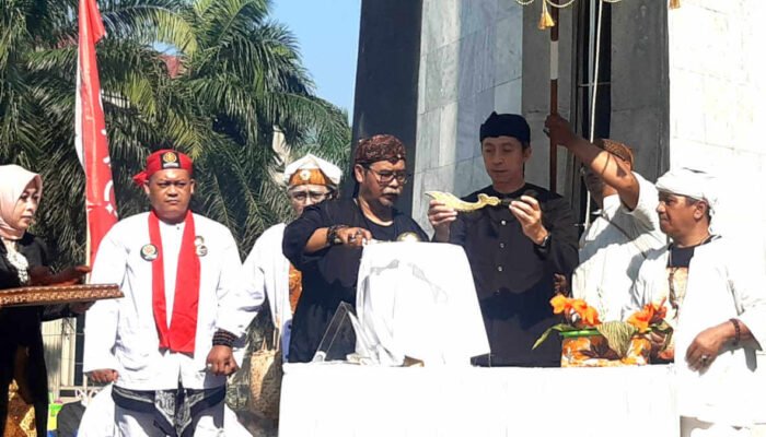 Budayawan Gelar Kumbah Kujang Pusaka Jenis Ciung Mata 9