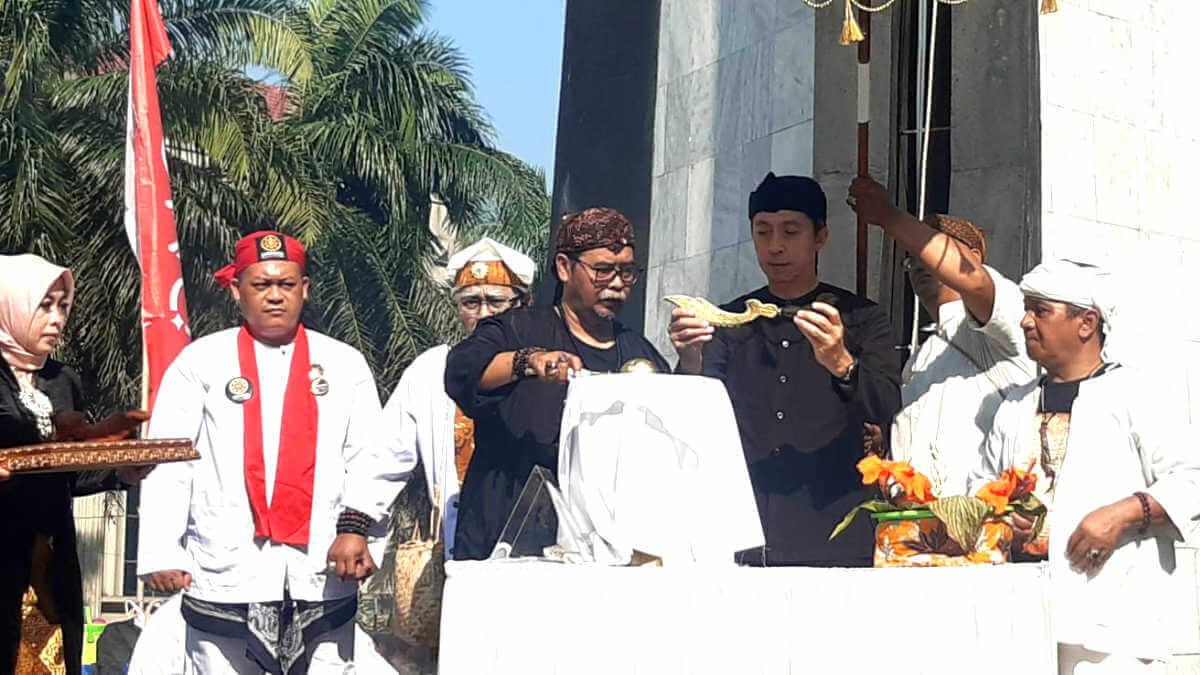 Budayawan Gelar Kumbah Kujang Pusaka Jenis Ciung Mata 9