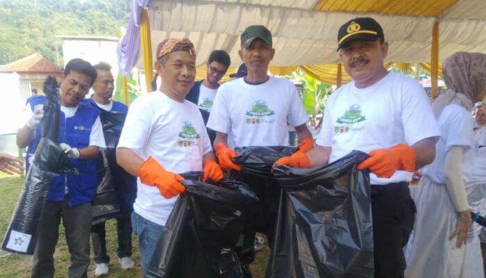 Peduli Kali Cikaniki, Apdesi dan Antam Kompak Pungut Sampah Aksi bersih-bersih Kali Cikaniki Nanggung