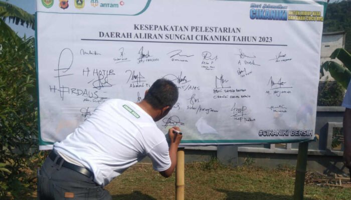 Peduli Kali Cikaniki, Apdesi dan Antam Kompak Pungut Sampah Nota kesepakatan menjaga Sungai Cikaniki