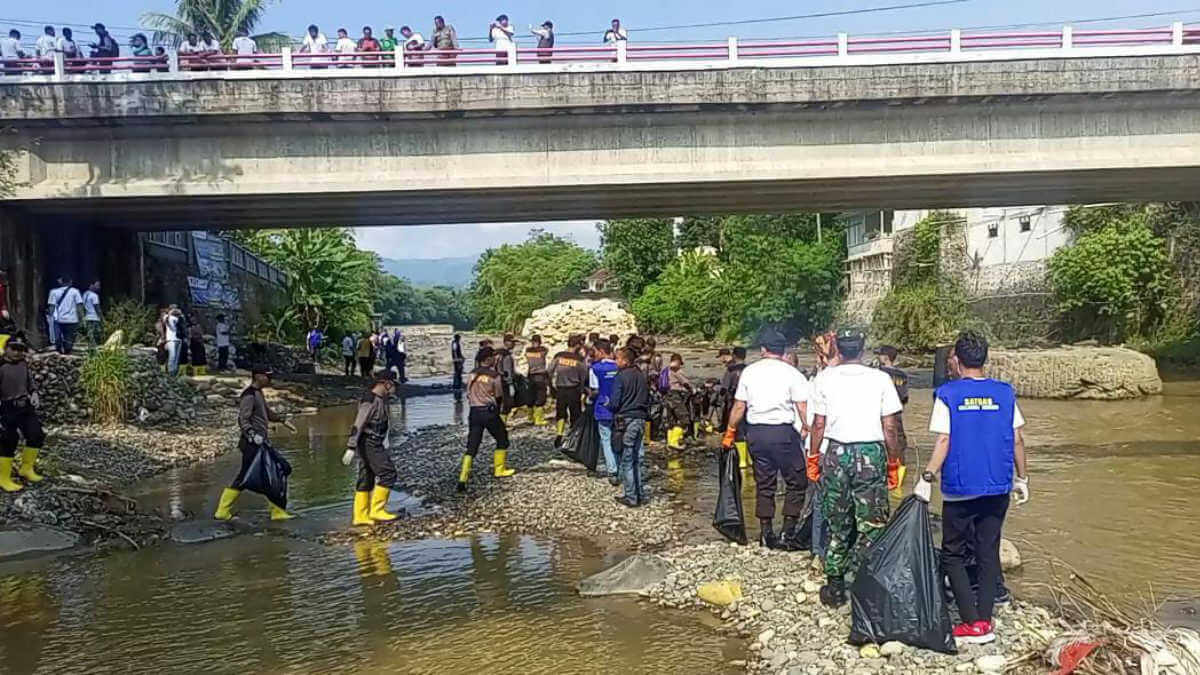 Apdesi Kecamatan Nanggung dan PT Antam Kompak Bersihkan Kali Cikaniki