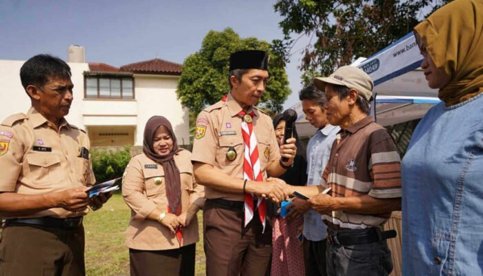 Wakil Wali Kota serahkan Bansos RTLH di Kelurahan Cibadak