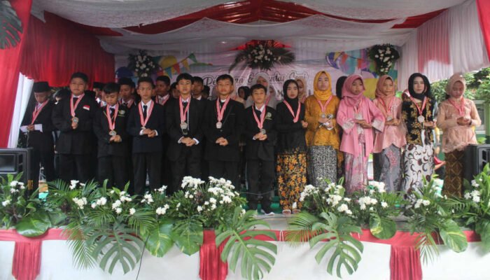 Siswa-siswi SDN Mekarsari Dilepas Dengan Dongeng