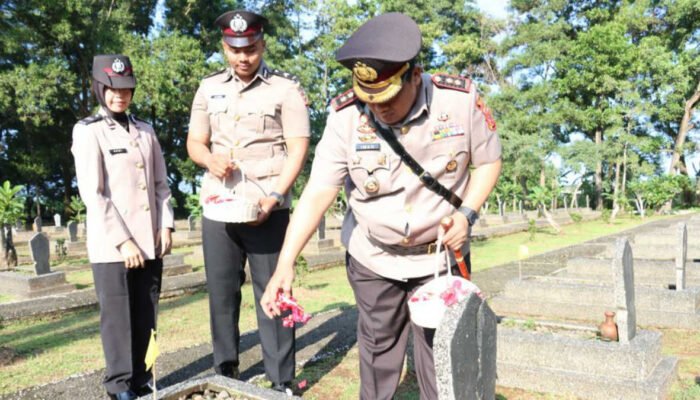 Jelang HUT Bhayangkara ke 77, Polres Bogor Lakukan Ziarah dan Tabur Bunga