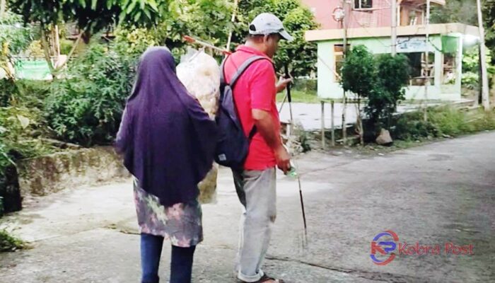 Cerita Pasangan Suami Istri Tunanetra Penjual Kerupuk Kulit