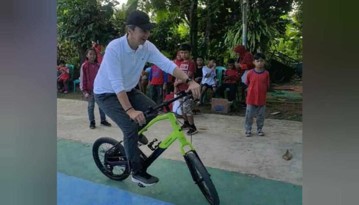 Wakil Wali Kota Dedie A.Rachim bermain sepeda di kawasan Libanon Taman Griya Kencana