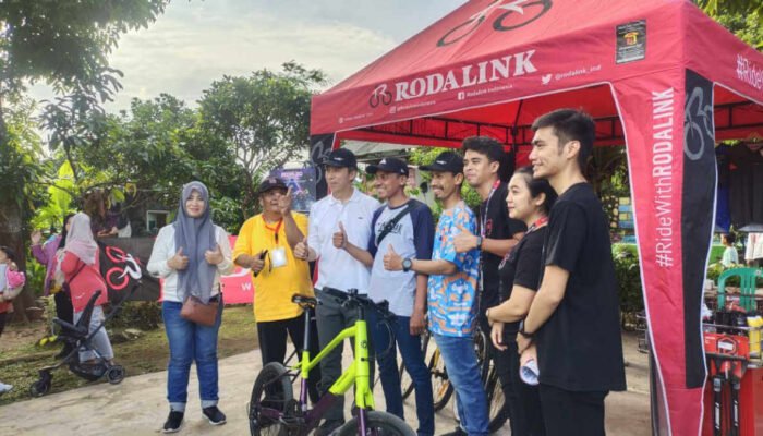 Pengundian doorprize peserta gerak jalan oleh Wakil Wali Kota