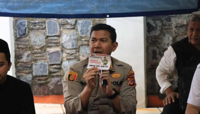 Kapolresta Bogor Kota, Kombes Pol Bismo Teguh Prakoso menunjukkan nomor aduan.