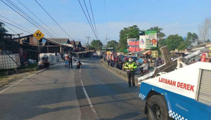 Hilang Konsentrasi, Mobil Tabrak Tiang Listrik di Kemang Bogor