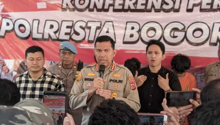 Akibat Gak Pakai Helm, Dua Orang Pemotor Malah Keciduk Bawa Celurit