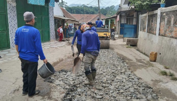 Jalan Rusak Kampung Rengganis Desa Cintamanik Hanya Ditambal Sulam