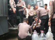 Antisipasi Kekeringan Polres Bogor Distribusikan Air Bersih di Rancabungur