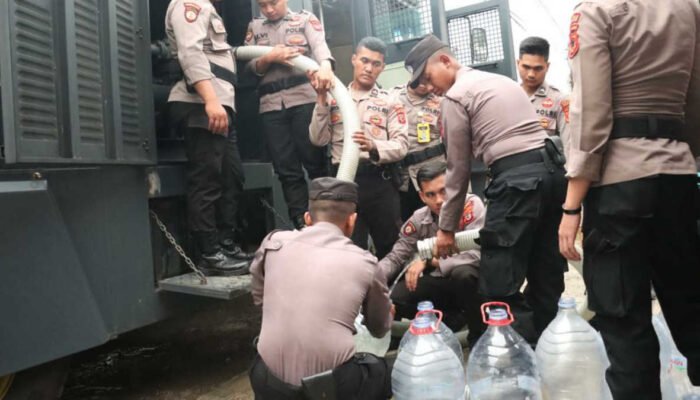 Antisipasi Kekeringan Polres Bogor Distribusikan Air Bersih di Rancabungur