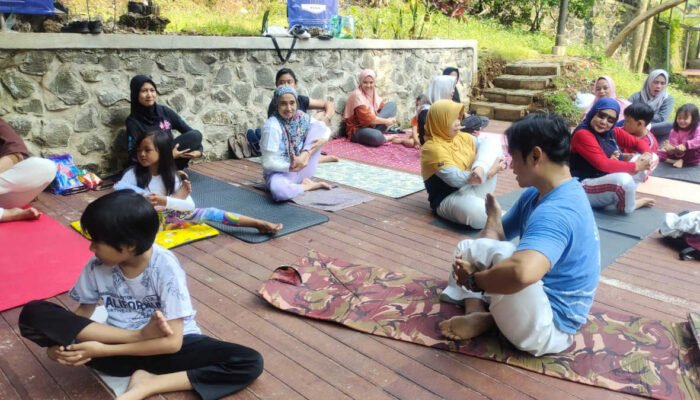 Warga Kampung Keramat Paledang Manfaatkan Bantaran Sungai Jadi Arena Yoga