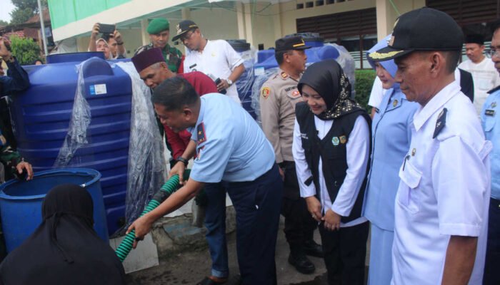 Pangkalan TNI AU Atang Sendjaja Berikan Bantuan Air Bersih ke 3 Desa di Rancabungur