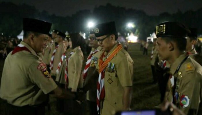 Buwas Sematkan Lencana Melati Kepala Bima Arya