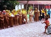 Kehadiran Kepsek Baru SDN Cibalagung 4 Disambut Tarian Subali Sugriwa rotasi