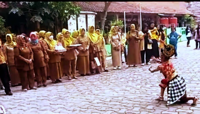 Kehadiran Kepsek Baru SDN Cibalagung 4 Disambut Tarian Subali Sugriwa