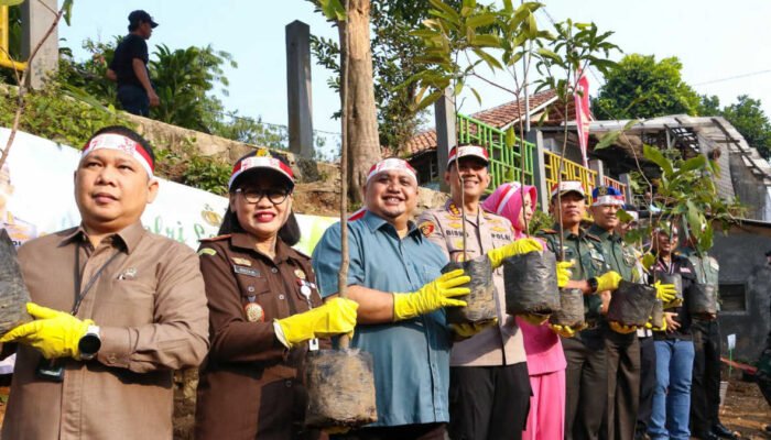 Lestarikan Alam, DPRD Kota Bogor dan Polri Kompak Tanam Pohon