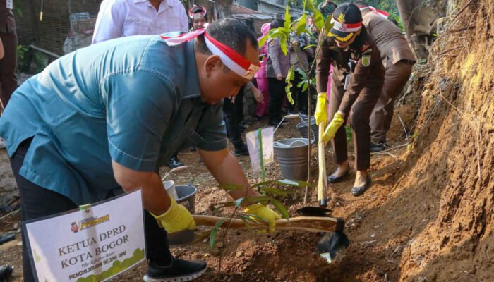 Lestarikan Alam, DPRD Kota Bogor dan Polri Kompak Tanam Pohon 3