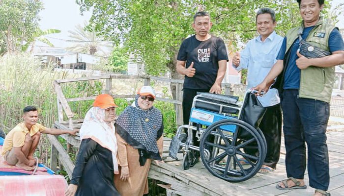 2 Srikandi PKS Bantu Kursi Roda Untuk Warga Muara Gembong Bekasi