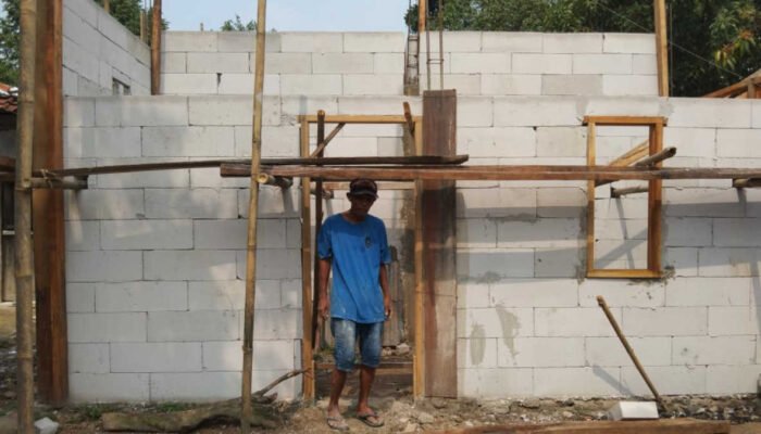 20 Warga Desa Cintamanik Terima Bantuan Perbaikan Rutilahu