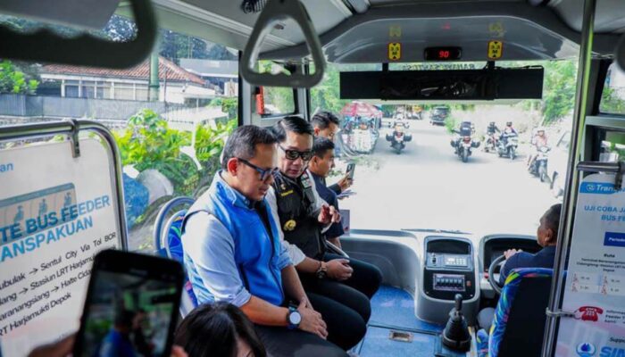 Bus Trans Pakuan jurusan Cibubur yang menjadi feeder LRT