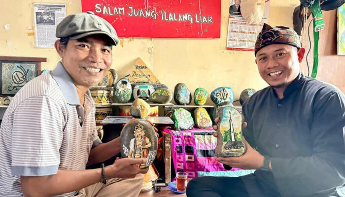 Sang Pelukis Batu Melukis Icon Bogor Timur di Celana