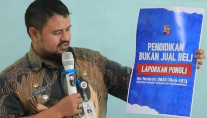 Camat dan Lurah di Bogor Kompak Pasang Stiker “Pendidikan Bukan Jual Beli”