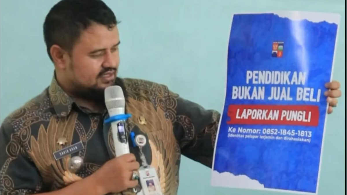 Camat dan Lurah di Bogor Kompak Pasang Stiker "Pendidikan Bukan Jual Beli"
