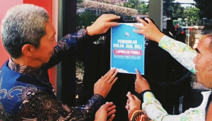 Camat dan Lurah di Bogor Kompak Pasang Stiker "Pendidikan Bukan Jual Beli"