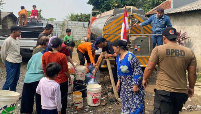 Warga Diminta Berhemat, BPBD Distribusikan Air Bersih