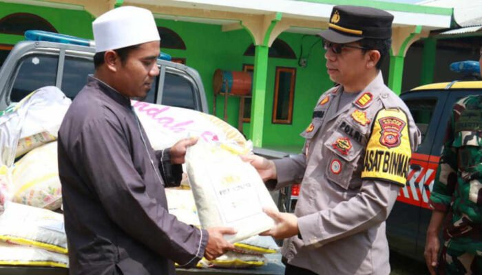 Polri Bantu 100 Paket Beras Untuk Pontren di Ujung Timur Kabupaten Bogor
