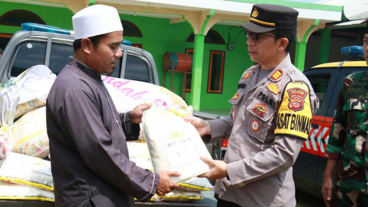 Polri Bantu 100 Paket Beras Untuk Pontren di Ujung Timur Kabupaten Bogor Polri Bantu 100 Paket Beras Untuk Pontren di Ujung Timur Kabupaten Bogor