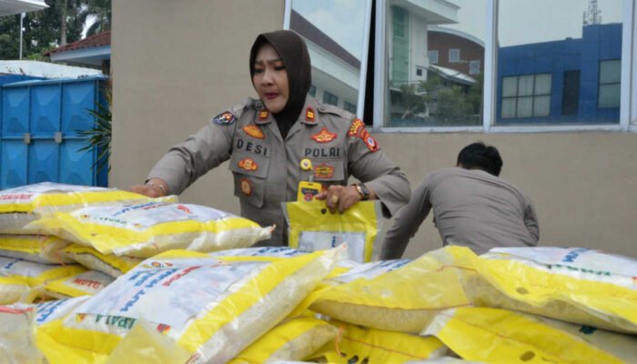 Peringati HUT Ke 72 Humas Polri, Humas Polres Bogor Bagi-bagi Beras