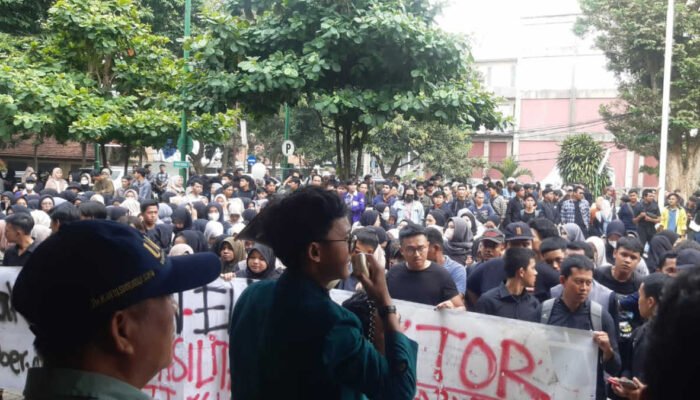 Buntut Kasus Pelecehan di UIKA, Ratusan Mahasiswa Demonstrasi