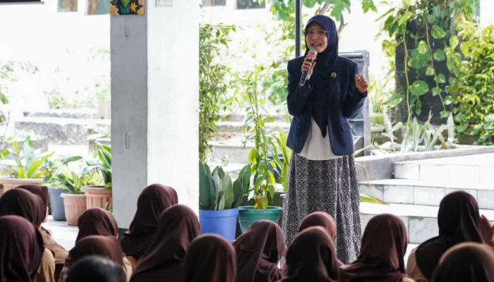 Anna Mariam Fadhilah Ajari Pendidikan Pancasila di SMPN 12 Kota Bogor