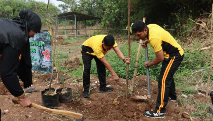 Peringati HUT Humas, Polres Bogor Tanam 200 Pohon Penghijauan