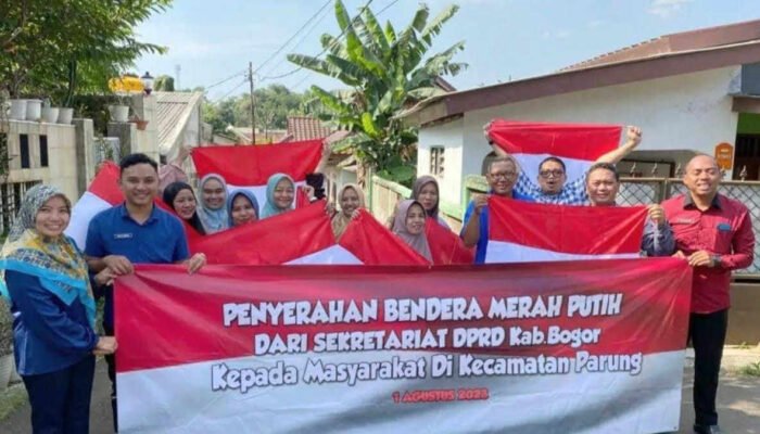 Sekretariat DPRD Kabupaten Bogor Bagikan 500 Bendera Merah Putih di Parung