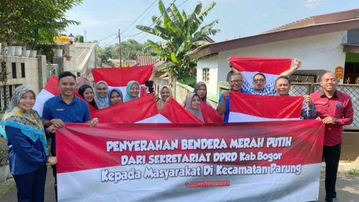 Sekretariat DPRD Bogor Bagikan 500 Bendera Merah Putih di Parung