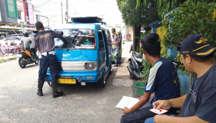 KKSU 05A Trayek Ciomas-Pagelaran Tertibkan Stiker Shift Angkot