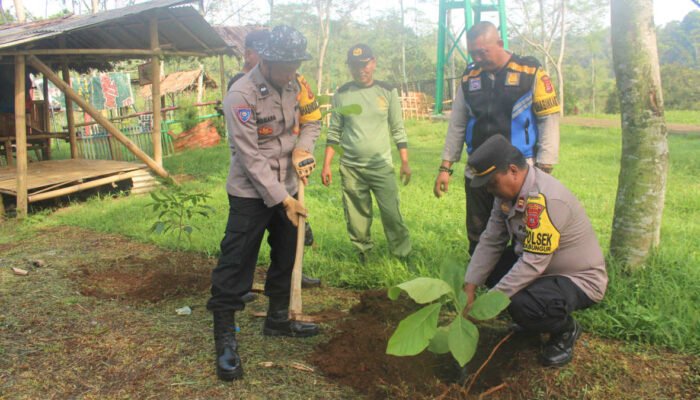 Penghijauan, Polsek Rancabungur Tanami Pohon di Rawayan 3