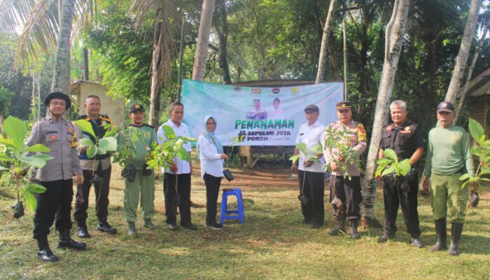 Penghijauan, Polsek Rancabungur Tanami Pohon di Rawayan