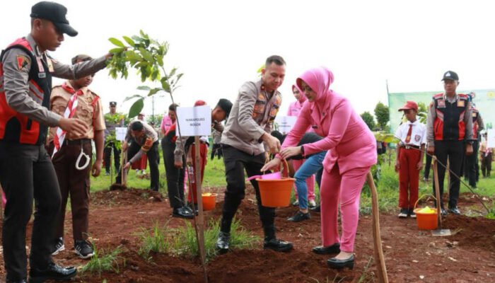 Polres Bogor Tanam 10 Ribu Pohon di Pakansari