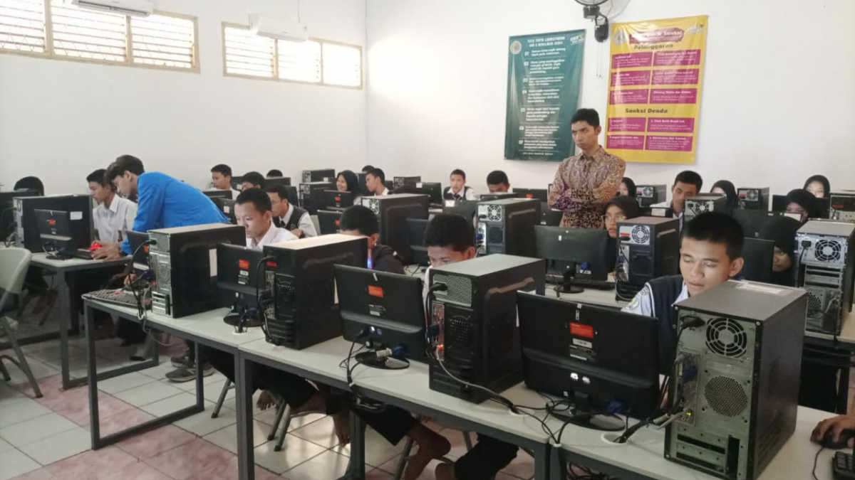 Pemanfaatan Teknologi Cisco dalam Meningkatkan Efisiensi Jaringan dan Pembelajaran di SMK Bina Mandiri universitas pamulang.