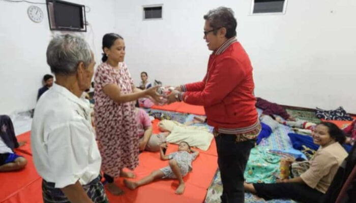 Longsor di Bondongan, Dadang Iskandar Danubrata Bantu Korban